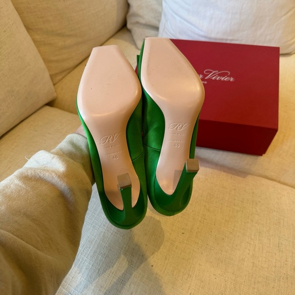 NEW Roger Vivier Pumps - Picture 5 of 9